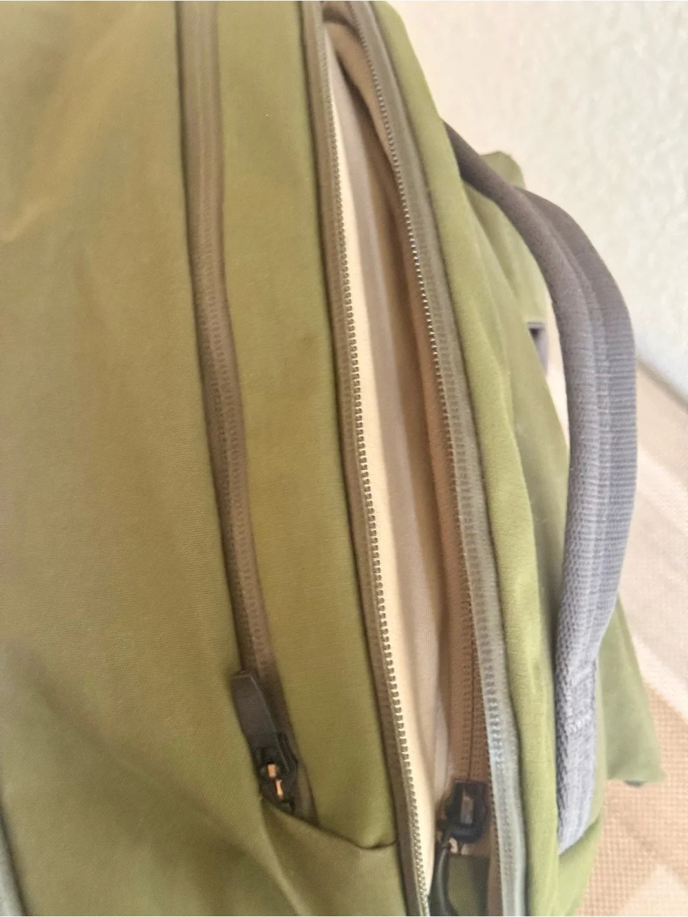 Bellroy Transit Backpack Plus 38L Ranger Green Recycled Adjustable Straps